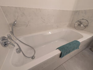 Badewanne-Penthouse-Bergblick-Salzkammergut-Bad-Ischl