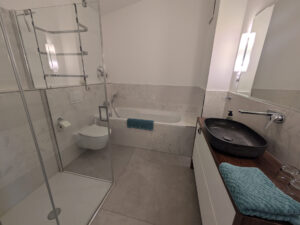 Badezimmer-Badwanne-DuschPenthouse-Bergblick-Salzkammergut-Bad-Ischl