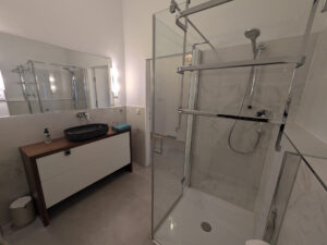 Badezimmer-Dusche-Penthouse-Bergblick-Salzkammergut-Bad-Ischl