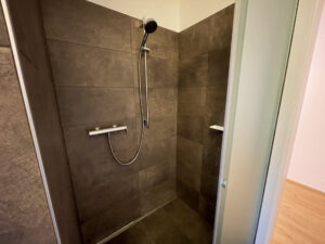 Badezimmer-Dusche-Ferienwohnung Christl-Haus Christl und Franz-BadAussee