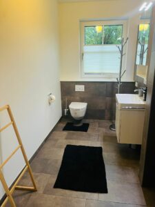 Badezimmer-WC-Ferienwohnung-Susi-HausChristlundFranz-Bad-Aussee