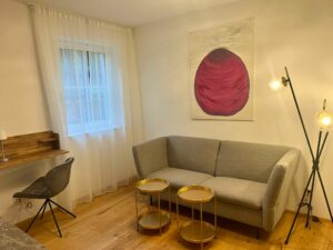 Couch-Wohnbereich-Arbeitsplatz-Ferienwohnung-Franz-HausChristlundFranz-Bad-Aussee