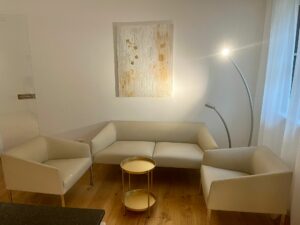 Wohnzimmer-Couch-Ferienwohnung-Susi-HausChristlundFranz-Bad-Aussee