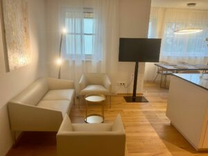 Wohnzimmer-Couch-Fernseher-Ferienwohnung-Susi-HausChristlundFranz-Bad-Aussee