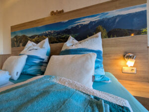 Doppelbett mit Berglandschaft in der Ferienwohnung Glücksmomente