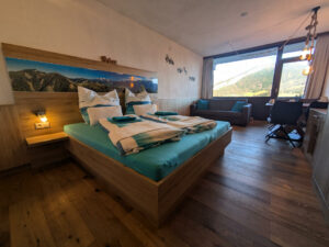 Doppelbett mit Bergblick in der Ferienwohnung Glücksmomente