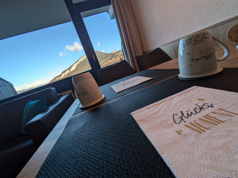 Ausblick vom Esstisch auf die Berglandschaft in der Ferienwohnung Glücksmomente