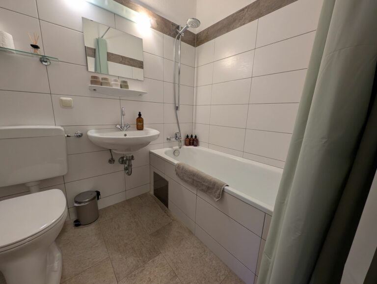 Badezimmer mit Badewanne Ferienwohnung Jogginghose