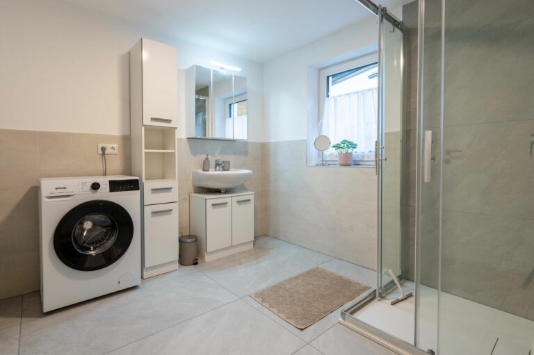 Badezimmer oben Ferienwohnung Salzweg Lauffen Bad Ischl